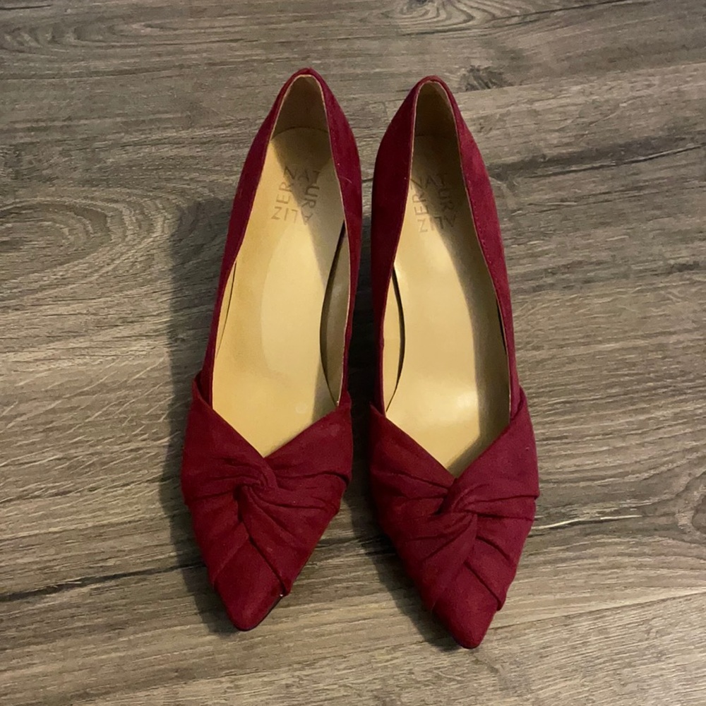 Red velvet-like Naturalizer pointed toe pumps